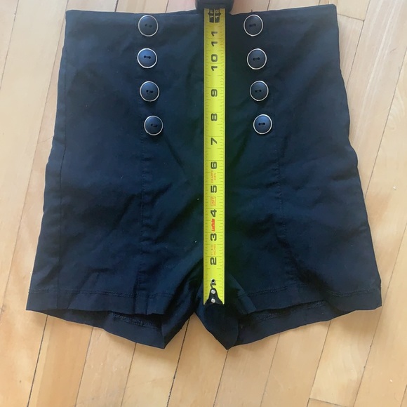2 B CLOTHING- high waisted shorts - Picture 4 of 4